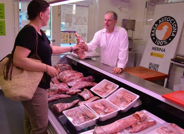 Raza Merina - carnicero ofertando carne raza merina